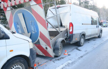 Řidič kamionu havaroval, při vyprošťování došlo k další srážce. Škoda přesáhla 500 tisíc korun