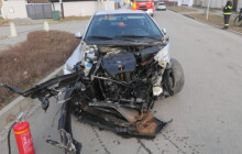 Řidiče oslnilo slunce a vrazil do jedoucího vlaku. Strojvedoucí kontakt nezaznamenal