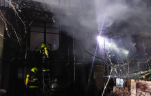 V Droždíně hořel rodinný dům. Zranila se jedna osoba