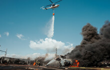 Požár z cisteren je pod kontrolou. Na místě jsou desítky hasičů