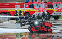 U požáru cisteren s benzolem pomůže robot. Na místě je i vrtulník