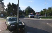 Řidič ve Šternberku vyjel z kruhového objezdu rovnou do lampy