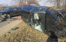 Auto se po srážce převrátilo na bok, škoda dosahuje 600 tisíc korun