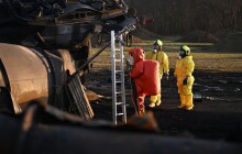 Odborníci odeberou u Hustopečí vzorky půdy po směru větru při požáru benzenu