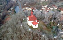 Tip na výlet: Stražisko chrání andělé strážní. Na místě dnešního kostela stál hrad