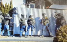 Brali cigarety, hrnce i vysavač. Zloději vykradli dvanáct domů, policie je stíhá