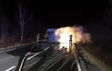 Hořel tahač na Přerovsku. Hasiči v noci zasahovali u požáru
