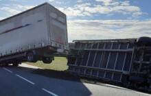 Převrácený kamion i urvaný kus střechy. Silný vítr řeší hasiči