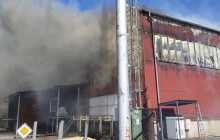 Požár průmyslového objektu ve Ptení. Hasiči vyhlásili druhý stupeň