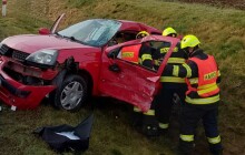 Po střetu s kamionem skončila řidička v příkopu. Hasiči ji museli vyprostit