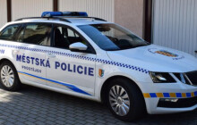 Nevyzvedávala obědy ani neotvírala dveře. Seniorka ležela zraněná v bytě několik dní