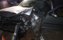 Nezvládl zatáčku a čelně vrazil do protijedoucího auta. Řidič skončil v nemocnici