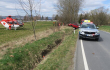 Letěl pro ni vrtulník. Řidička havarovala na Šumpersku