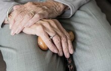 Zloděj vytrhl seniorce peněženku před obchodem přímo z ruky