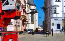 Hasiči zasahují u náměstí. Jedna z mant jde dolů