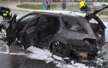 Hasiči zasahovali u hořícího auta na Přerovsku. Plamenů si všiml řidič v protisměru