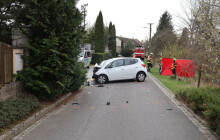 Řidič narazil do zdi. Nehodu nepřežil