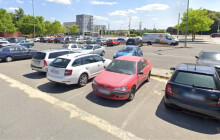 Nedostatek míst vyřeší město závorami. Na dvě hodiny tu zaparkují lidé zdarma