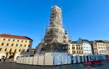 Sloup Nejsvětější Trojice je už rok schovaný pod plachtami. Jak pokročila jeho rekonstrukce?