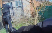 VIDEO: Na Prostějovsku zadrželi uprchlého vězně. Z úkrytu ho museli dostat střelnou zbraní