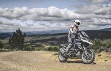 Motorkář brázdil silnice s registrační značkou napsanou fixem na bílé krabičce