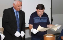 Historici otevřeli tubus z makovice Červeného kostela, ukrýval dobové noviny, fotografie a mince