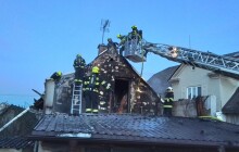 Ve Svébohově hořela garáž, dům hasiči zachránili