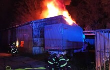 V Jeseníku hořely skladovací haly, na pomoc přijely i dvě jednotky dobrovolných hasičů