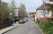 Cyklista narazil do zaparkovaného auta a skončil v nemocnici. Policie hledá svědky nehody