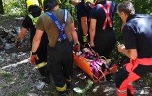 Zraněná žena uvízla na vrcholu skalního masivu u hradu Puchart, hasiči ji zachraňovali ve ztížených podmínkách