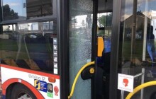 Mladík zdemoloval dveře u městského autobusu