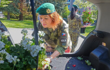 Z Flory na nemocniční balkony. Muškáty sadili vojáci i dobrovolníci