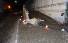 Rozbil sloupky, lampu i zábradlí. Nehoda za čtvrt milionu má viníka