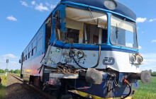 Hasiči zasahovali u srážky vlaku a náklaďáku. Strojvedoucí je zraněn