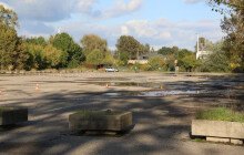 Brownfield u Hradiska město promění v lesopark u rybníka