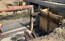 Dělníci na mostě v Olomouci svazují výztuže, provoz zůstává omezený