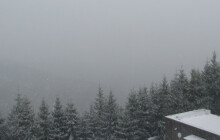 V Jeseníkách nasněžilo. Sníh leží na kopcích, silničáři varují i řidiče