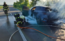 Dva požáry aut a škoda okolo 900 tisíc. Hasiči zasahovali na silnicích