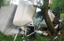 Řidič dodávky usnul za volantem. Auto skončilo převrácené na boku