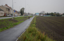 Přechod s ostrůvkem a chodník do Týnečka. V létě začne stavba