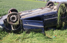 Mladý řidič havaroval u Troubelic. Auto kvůli rychlé jízdě skončilo na střeše