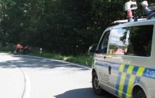 Mladý motorkář jel příliš rychle, nezvládl zatáčku a havaroval