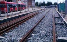 Stavba tramvajové trati na Nové Sady dělá pokroky, koleje jsou položené, budují se chodníky a nové parkoviště