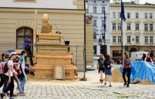 Další písková socha vzniká na náměstí. V Olomouci už počtvrté tvoří sochaři