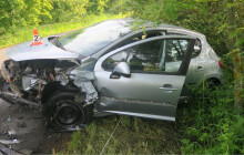 Mladá řidička nezvládla zatáčku a srazila se čelně s protijedoucím autem