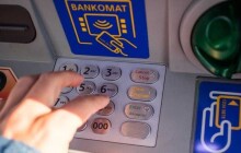 Okradená žena měla v peněžence schovaný PIN kód ke kartě, zloděj ji pak z účtu vybral 20 tisíc korun