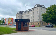 Povede tudy cyklostezka. Stánek s kávou u křižovatky končí