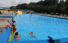 Na koupaliště autobusem se slevou. V Penčicích proběhne oprava silnice