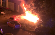 VIDEO: V Olomouci hořelo sedm kontejnerů. V jednom případě poškodil požár auto