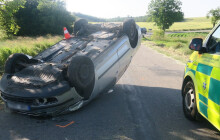 Dva řidiči bourali pod vlivem. Jedno z aut skončilo na střeše